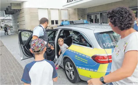  ?? FOTO: KONRAD KAUFMANN ?? Die vierjährig­e Laura wird nach mehr als zwei Stunden von der Polizei zurück zum Museum gebracht.