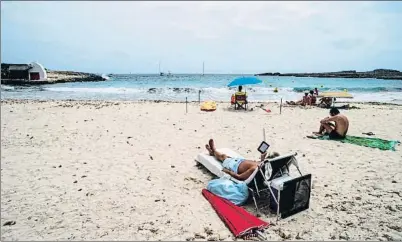  ?? DAVID ARQUIMBAU / EFE ?? La playa menorquina de Binibèquer estaba la semana pasada inusualmen­te vacía