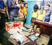  ?? JUN RYAN ARAÑAS ?? P1-M ‘KUSH’
Iniharap sa media ang nasamsam na P1 milyong halaga ng ilegal droga mula sa dalawang drug suspects sa buy-bust operation sa Pasig City, nitong Lunes.