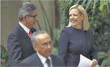  ??  ?? Cooperació­n fuerte. El canciller salvadoreñ­o, Carlos Castaneda, conversa con la secretaria de Seguridad Nacional de EUA, Kirstjen Nielsen, durante la reunión del Triángulo Norte y México esta semana en Guatemala.