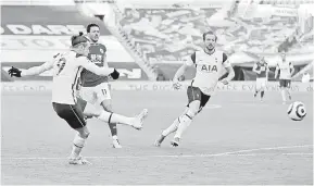  ?? — Gambar AFP ?? BERGAYA: Gareth Bale (kiri) menjaringk­an gol pada perlawanan Liga Perdana Inggeris di antara Tottenham Hotspur dan Burnley di Stadium Tottenham Hotspur di London, kelmarin.