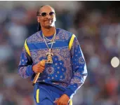  ?? ?? SUPER SNOOP_
En relançant le label mythique de ses débuts, Death Row, Snoop Dogg mise tout sur le méta. Il a des NFTs, il a tout compris (ici au Super Bowl 2022).