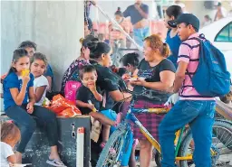  ??  ?? ALBERGADOS. Este grupo de niños se aloja abajo del puente de la 27.