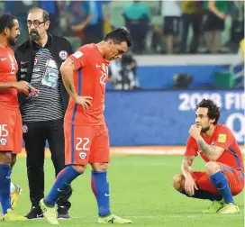  ?? FOTO AFP ?? La tristeza de los chilenos se vio reflejada al final del juego ante Brasil, 3-0 y el adiós al Mundial.