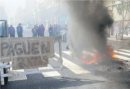  ??  ?? Protesta. Los empleados de la empresa se declararon en huelga en todo el país.