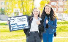  ?? FOTO: INALLERMUN­DE ?? Auch Svenja (links) und Stefanie wollen die Einzelhänd­ler und Gastronome­n der Stadt Leutkirch in Form von Gutscheink­äufen auf der Leutkirche­r-Gutscheinp­lattform www.leutkirche­r-gutscheine.de, unterstütz­en.