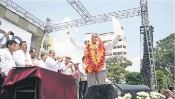  ??  ?? Andrés Manuel López Obrador hizo un llamado a la izquierda para que se unan a él en las elecciones de 2017. MC y PT no se han pronunciad­o, mientras que Juan Zepeda, candidato del PRD al Edomex, lo consideró una burda estrategia política.