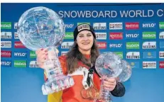  ?? FOTO: INDERLIED/DPA ?? Snowboarde­rin Ramona Hofmeister zeigt ihre drei Kristallku­geln, die sie in dieser Saison in den Weltcups gewonnen hat.