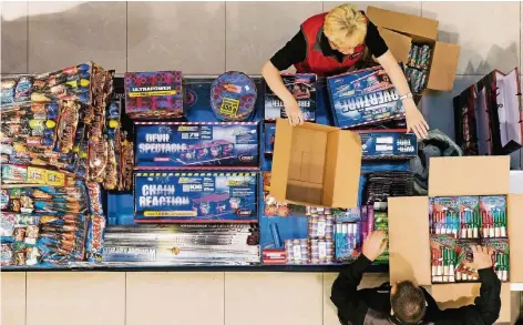  ?? FOTO: DPA ?? Wieder ein Grund zum Auspacken: Bei Händlern gibt es von unabhängig­en Prüfinstit­uten getestetes Feuerwerk zu kaufen.