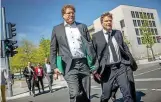  ?? DPA ?? Ex-Staatssekr­etär Patrick Graichen (l.) neben seinem ehemaligen Chef, Bundeswirt­schaftsmin­ister Robert Habeck (Grüne).