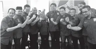  ??  ?? HAFEZ (lima kanan) bersama Ketua Pemuda BN dan Ketua Puteri Umno Normalah Rasik (lima kiri) pada sidang media.