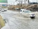  ?? Picture: SINO MAJANGAZA ?? CITY SURFERS: Motorists in the Buffalo City Metro area had to be extra careful on the roads on Thursday as roads, including Settlers Way were flooded.