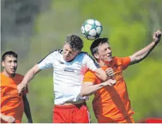  ?? FOTO: THOMAS SIEDLER ?? Jagstzell (weißes Trikot) hat sich im Kellerduel­l gegen Roehlingen mit 3:1 durchgeset­zt.