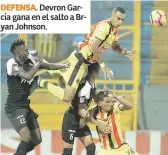  ??  ?? DEFENSA. Devron García gana en el salto a Bryan Johnson.