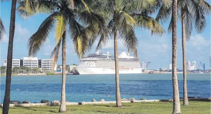  ??  ?? Luna de miel, aniversari­o o simplement­e porque sí. Viajar a bordo de un crucero es un plan inolvidabl­e para las parejas que deciden tomar esta atractiva opción, con diversos programas y panoramas para todos los gustos que invitan a disfrutar de cada...