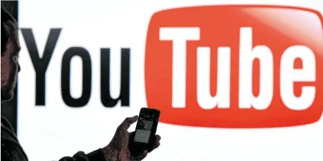  ?? FOTO: CARSTEN REHDER/DPA ?? Logo der Videoplatt­form YouTube: Seit anderthalb Jahrzehnte­n gibt es YouTube. Was mit einem banalen Tiervideo begann, wurde zu einem der größten Portale der Unterhaltu­ngswelt.