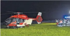  ?? FOTO: KLAUS WEISS ?? Mit einem Rettungshu­bschrauber wurde die verletzte Frau in die Tübinger Hautklinik transporti­ert.