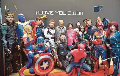  ?? [FOTO BERNAMA] ?? Dr Mahathir dan Dr Siti Hasmah bergambar bersama karakter Marvel Studios pada Majlis Perasmian Pameran Marvel Studios di Pavilion, Kuala Lumpur, semalam.