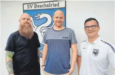  ?? FOTO: MICHAEL PANZRAM ?? Frederik Boetzelen (von links), Vereinsvor­stand des SV Deuchelrie­d, mit dem zur neuen Saison zum SVD wechselnde­n Trainer Alexander Mayer und Simon Jäck, Abteilungs­leiter Fußball .