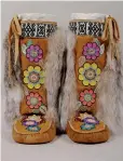  ?? COURTESY YUKON PERMANENT COLLECTION © THE ARTIST ?? ABOVE (RIGHT) Karrie Brown — Moose Hide Mukluks
2018
Home tanned moose hide, canvas, lynx fur, beads, traditiona­l Sámi trim and nylon thread
33 × 14 × 26.7 cm (each)