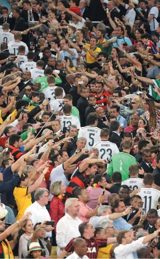  ?? EDUARDO NICOLAU/ESTADÃO-13/7/2014 ?? Coroação. Jogadores da Alemanha caminham para o pódio na festa do tetra no Maracanã