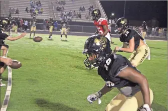  ?? Kevin Myrick ?? Quarterbac­ks took snaps in passing drills during the Midnight Madness football practice Rockmart held in the early hours of August 1, the first time the team was allowed to put on pads and helmets together ahead of the start of the season.