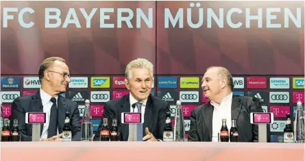  ?? BILD: SN/APA/AFP/CHRISTOF STACHE ?? Die Bayern-Bosse sind zufrieden: Mit Jupp Heynckes (M.) soll es wieder bergauf gehen.