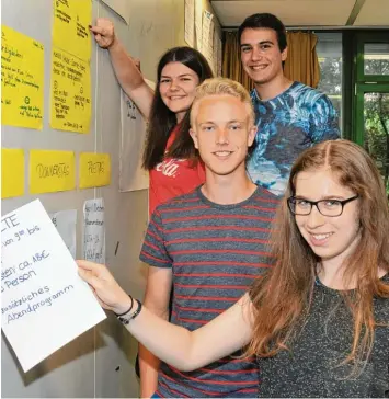  ?? Foto: Andreas Lode ?? Eine Menge Arbeit, aber am Ende steht die Reise. Im P Seminar standen die Schüler Jasmin Staudt, Gregor Homölle, David Roth und Christina Cordts vor vielen für sie neuen Aufgaben.