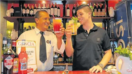  ?? SILVANA BOEMO ?? Tradición y futuro. Antonio Rodríguez y Juan Martín Pereira, en la barra del bar La Academia.