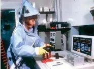  ??  ?? Un microbiólo­go trabaja en una instalació­n para procesar muestras del ébola en Atlanta, 1995.