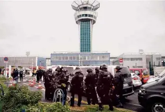  ?? Christophe Simon/AFP ?? Policiais cercaram o aeroporto de Orly após ataque de francês a uma militar em Paris