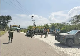  ?? ?? La presencia de fuerzas armadas no tranquiliz­a a los habitantes de Totolapan
