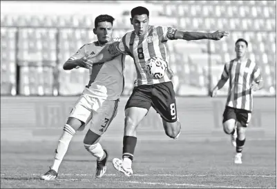  ?? EFE ?? Diego Gómez (d) de Paraguay disputa el balón con Alejandro Pósito de Perú, en partido jugado ayer en Venezuela. /