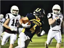  ?? BILL RUDICK — FOR MEDIANEWS GROUP ?? Unionville’s Ethan Bennink runs into space as Oxford’s Nick Verdarame and Dakota Jones give chase Friday night.