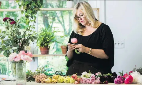  ?? JENNIFER HEFFNER/FOR THE WASHINGTON POST ?? Floral designer Holly Heider Chapple assembles a bridal bouquet in her Loudoun County, Va., studio.