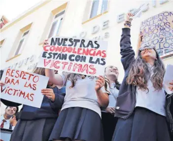  ??  ?? ► Manifestac­ión de estudiante­s del Instituto Alonso de Ercilla, en Santiago.