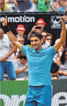  ?? FOTO: AFP ?? „Jeder Titel auf Rasen ist speziell.“Einer in Stuttgart offenbar noch etwas spezieller: Roger Federer zumindest freute sich heftigst am Sonntag.