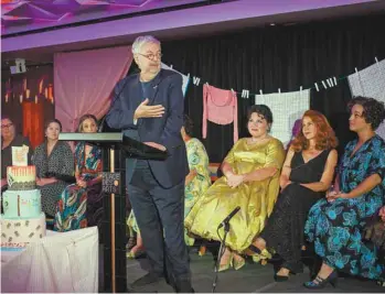  ?? VALÉRIAN MAZATAUD LE DEVOIR ?? Le dramaturge Michel Tremblay a fêté le demi-siècle de son oeuvre phare Les belles-soeurs à la Place des Arts, mardi soir, en compagnie de la distributi­on de la nouvelle comédie musicale qui lui rend hommage.