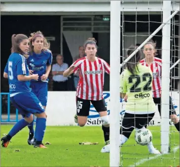  ??  ?? GOLEADA. Lucía García marcando uno de los dos goles en el 7-0 del Athletic al Tacuense.