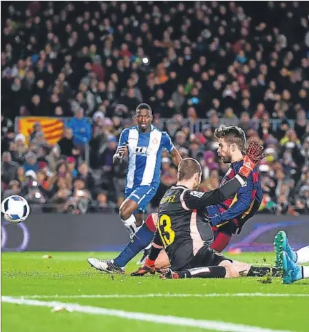  ??  ?? Gerard Piqué va aconseguir el tercer gol barcelonis­ta en aquesta acció