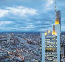  ?? FOTO: DPA ?? Die Zentrale der Commerzban­k in Frankfurt nach Sonnenunte­rgang: Aller Voraussich­t nach verliert die Commerzban­k ihren Platz im Deutschen Aktieninde­x.