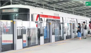  ?? APICHIT JINAKUL ?? Commuters of the BTS Green Line board the skytrain at Khu Khot BTS station. From Feb 16, commuters have to pay more under the new ticket fee price ceiling recently approved by the Bangkok Metropolit­an Administra­tion (BMA).