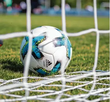  ?? Foto: Julian Leitenstor­fer ?? Das Pfingstwoc­henende beschert den Fußballver­einen aus dem Landkreis Landsberg einen Spieltag am Samstag.