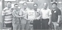  ??  ?? Tey (third left) presenting the Run For LokYuk poster toYusop.Also seen are Ronny (second right) and other organising committee members.