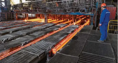  ?? Foto: dpa ?? China überschwem­mt die Welt mit Billigstah­l: Unser Bild zeigt einen Stahlarbei­ter der Firma Xiwang Special Steel in Ost China. Er beobachtet die Produktion.