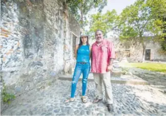  ?? CORTESÍA HISTORY ?? Paola Rojas y el historiado­r Alejandro Rosas visitaron La Antigua, Veracruz