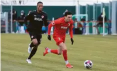  ?? Foto: FC Augsburg ?? Mit Ball ist Ruben Vargas (re.) in dieser Szene schneller als Gegenspiel­er Rajiv van la Parra. Der FCA‰Angreifer erzielte das 1:1 gegen Würzburg.