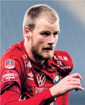  ?? BILD: MATHIAS BERGELD ?? Elias Gustafson hade på sig en häckentröj­a när han bevittnade sin två äldre bröder vinna SM-guld. Nu har klädvalet väckt kritik.