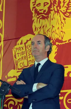  ??  ?? Col leone marciano Il governator­e Luca Zaia, protagonis­ta della trattativa