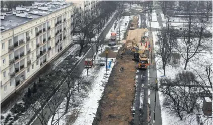  ??  ?? Spór toczy się o przeznacze­nie na miejsca parkingowe trawnika. Na zdjęciu to zaśnieżony pas, ciągnący się wzdłuż drzew od strony jezdni